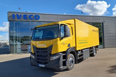 Iveco S-WAY CNG 4x2 der Deutschen Post mit Kofferaufbau