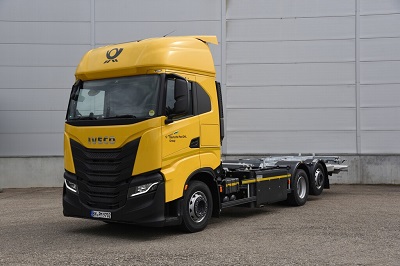 Iveco S-WAY CNG 6x2 der Deutschen Post mit Wechselbr�ckenfahrgestell